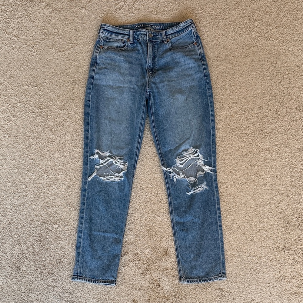 American Eagle Strigid Ripped Mom Jeans